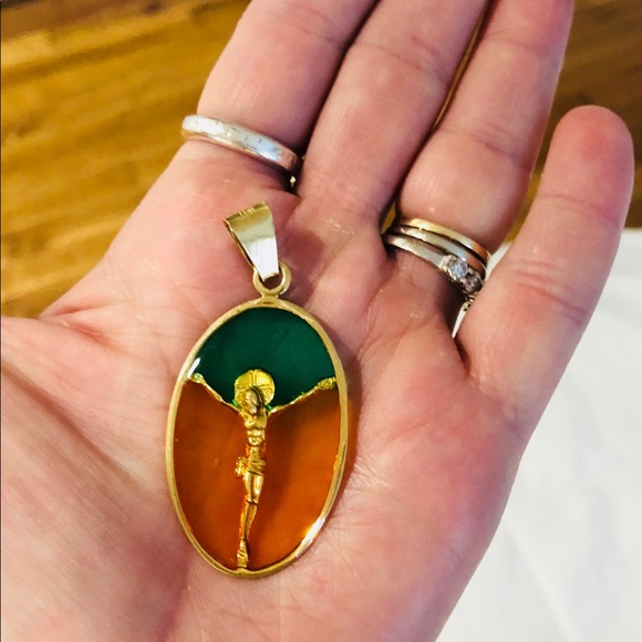 Gorgeous 14k gold stained glass pendent of Jesus - Picture 5 of 6